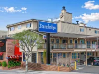 灣畔Travelodge by Wyndham 鄰近梅森堡（Fort Mason）的酒店