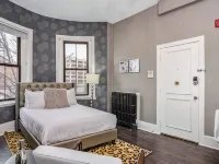 Premier Suites Bay Village Hotels near جزيرة القلعة