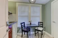 Tiny Trendy Traveler's Studio in Historic Midtown! - Balcony