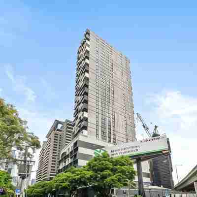 Elegant 2BR Skyline Apt Free Parking Others