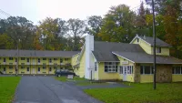 Country Place Inn and Suites White Haven - 2-Star