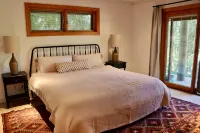 Lux, creekfront 8-acre retreat with hot tub - Boutique