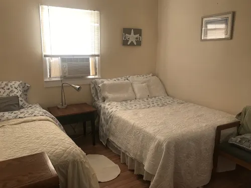Wildwood apt 4.5 blocks from the beach , huge yard - Apartments