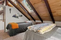Sage House - Walking Distance to Lake, Hot Tub, Pet Friendly w/ New AC