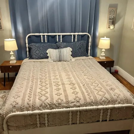 Charming 3-bedroom bungalow in delightful Fort Smith with WiFi, AC
