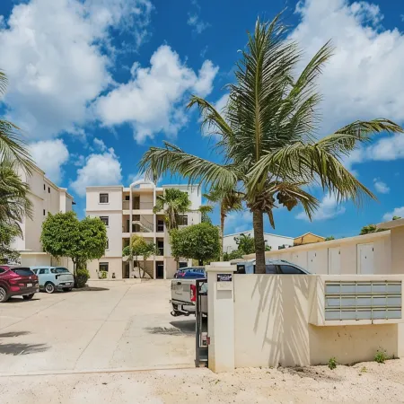 Waterfront Condo, shared pool,walking distance to town steps away from the Ocean