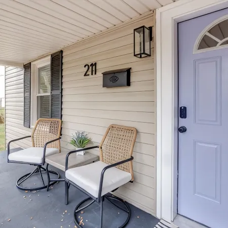 The Periwinkle Cottage, 3BR, 2BA Fort Mill Retreat. Close to Downtown!