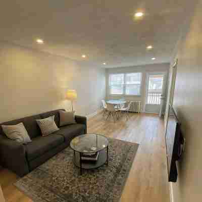 Stylish 2 Bedroom Apartment w/ Outdoor Balcony | Port Credit by the Lake. Others