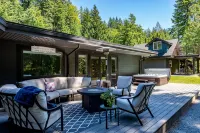 Stunning Waterfront Getaway!  Luxury Home on Acreage,  Natures Paradise - 4 stjerner