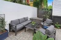 The Saint's Suite - brand new 3 Bed/3 EnSuite Bath, 1 Block to King - Condos
