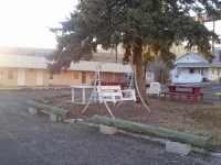 Riverside Motel - parking