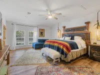 A "Willie" Nice House, with a Willie Nice View! 509 East Avenue, Marble Falls Hotels in Marble Falls