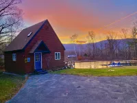 Home with a spring-fed pond and mountain view. - Boutique