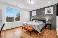 Modern, Luxe, House 20Mins to Downtown, Private Rooftop,  2Car Garage - Bungalows