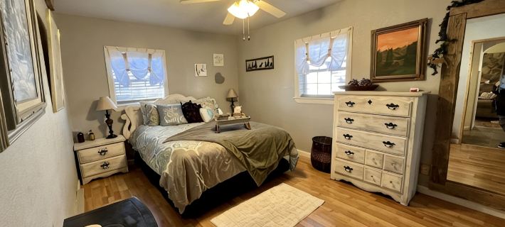 Middle of town lodge style cottage Hotels in Grant County