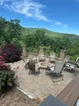 Mountain View’s, dual water fall Koi pond and private theater. - 4 stjerner