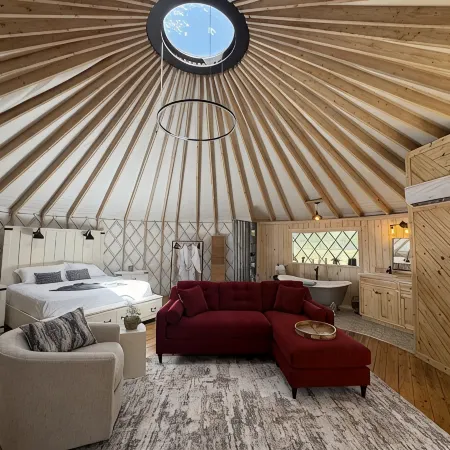 Love Bird Yurt/Cold A/C!! Hot Tub/Medina River/Couples Yurt/Close to Town!