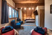 4 Bedroom Rustic and Secluded Cabin. Dogs Welcome! - Chalets