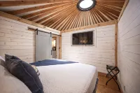 Mourning Dove Yurt! Cold A/C! Hot Tub! Medina River Access ! Close to Town! - Chalets