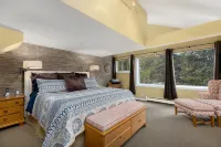 Keystone Ski Resort w/ Free Shuttle, Pet Friendly, Private Hot Tub, Pool Access! - Gym
