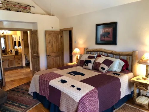 Beautiful Condo Retreat on the River - Homestays