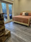 Luxury cabin in county but not far from downtown. Hot tub on back porch. - WiFi