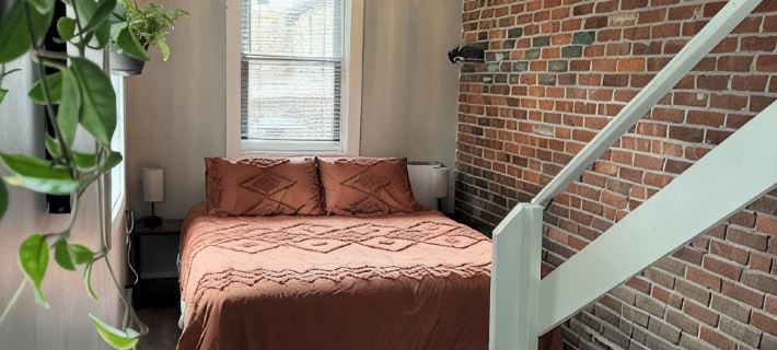 Gateway to the Berkshires - Renovated downtown apartment Hotels in Lee