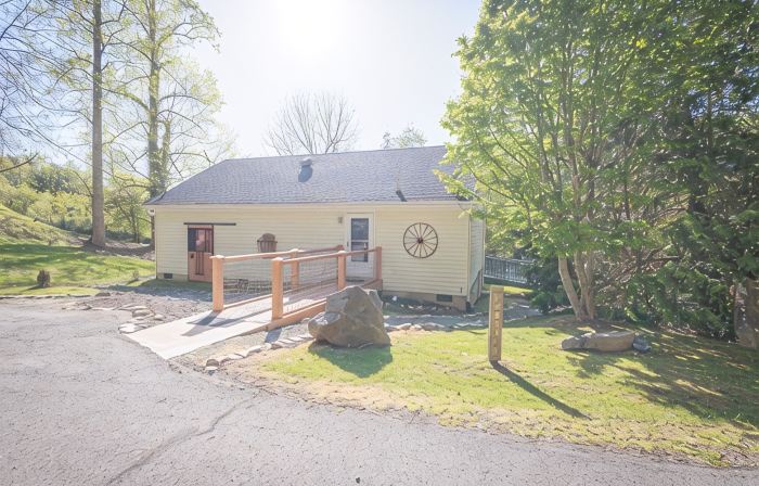 Ada-Friendly Estate Cottage • 2 King Beds • Quiet Retreat
