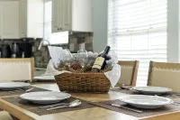 Galveston Beach House - 4Br Sleeps 12 - Steps to Gulf - Pets OK - อ่างจากุชชี่