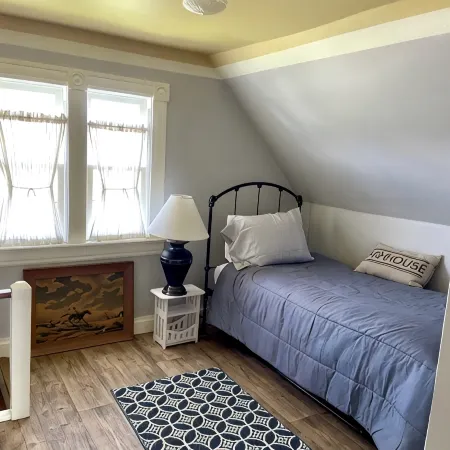 Restored 1909 2 Story Farmhouse minutes from Hamilton