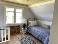 Restored 1909 2 Story Farmhouse minutes from Hamilton - 3-Star