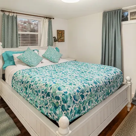 Private 5 Star One Bedroom Bungalow near the Airport/Ocean and 15 min to Seattle