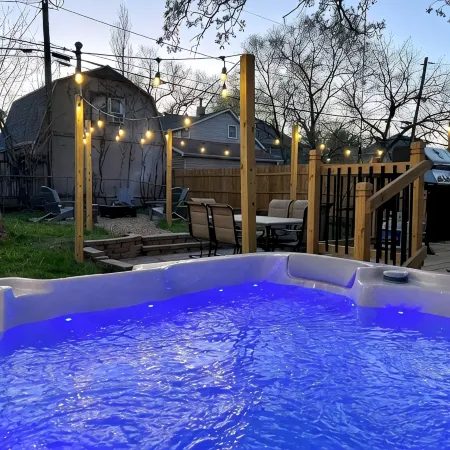 The CORN CRIB: Spa - Game Room - BBQ - Office - DOWNTOWN - Sleeps 14