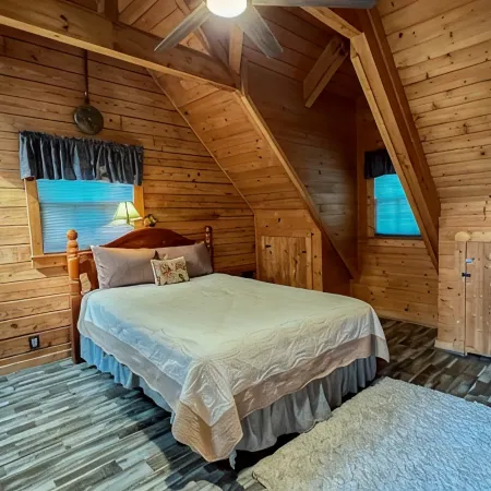 Spend Labor Day at Happy’s Hideaway- Fiber Wifi and Hot Tub - Callaway Gardens