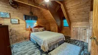 Spend Labor Day at Happy’s Hideaway- Fiber Wifi and Hot Tub - Callaway Gardens - Chalets
