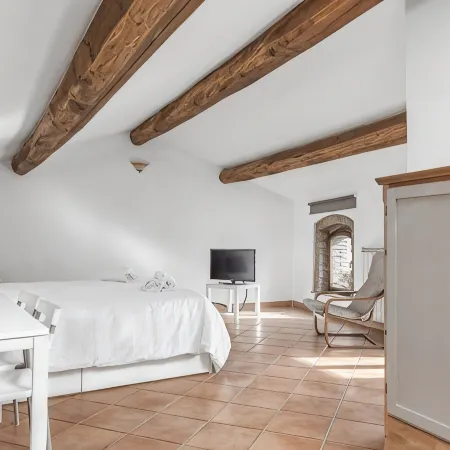 Medieval House built in 1200 in the centre! FREE private parking