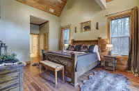 Riverfront Cabin! Hot Tub, Bar, & Fireplace; Family Friendly; Fire Pit - Alphydda