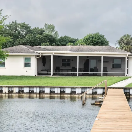 Tranquil Lakefront Retreat