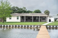 Tranquil Lakefront Retreat - 3-Sterne