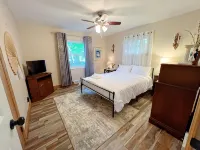 Upscale City Cottage Getaway - 부티크