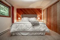 Mountain Home with Private Hot Tub, Sleeps 10,   1 Mile from Base of Mountain - Uima-altaat