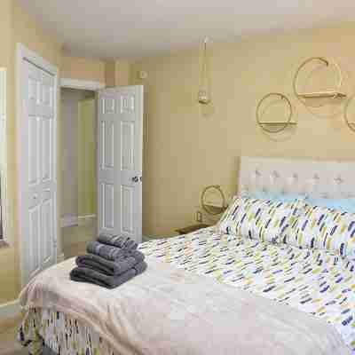 Excellent Location, Family & Pet Friendly, Walk to Main St, Close to Everything Rooms