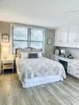 New!!! Luxury Riverfront Oasis with Gorgeous Oaks and Ping Pong Table! - 4-Sterne
