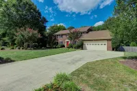 Private & Spacious 4Br w/ Heated Pool, Hot Tub & Fire Pit · Near Hpu & Market - Kitchens
