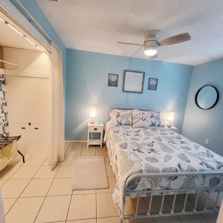 Cozy Coastal Getaway - 2 min Walk to Beach & Village, Shops & Restaurants