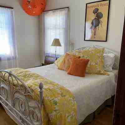 Centrally located historic bungalow, minutes from downtown and Cal Poly Humboldt Rooms