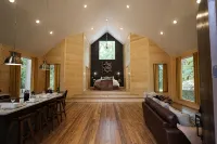 Romantic Luxury Cabin w Hot Tub & Fireplace - Minutes to All Local Attractions - Chalets