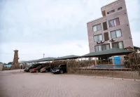 Plus 33 Hotel - Parkplatz