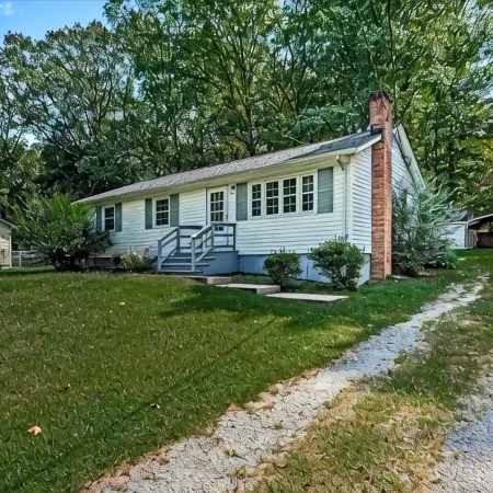 Charming Home Minutes from Town ! Close to Golf Course and Kings Dominion !