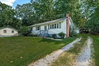 Charming Home Minutes from Town ! Close to Golf Course and Kings Dominion ! - Wifi